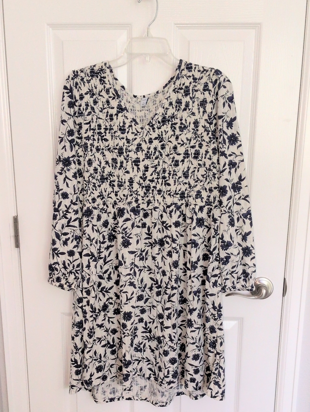 Old Navy Long Sleeve Smocked V Neck Dress - Navy Blue & Cream - XL